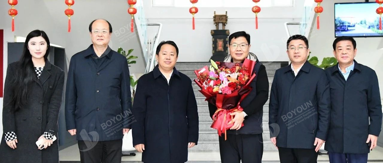 Новогодний визит правительства в Boyoun Group Care ободрение и многообещающее будущее