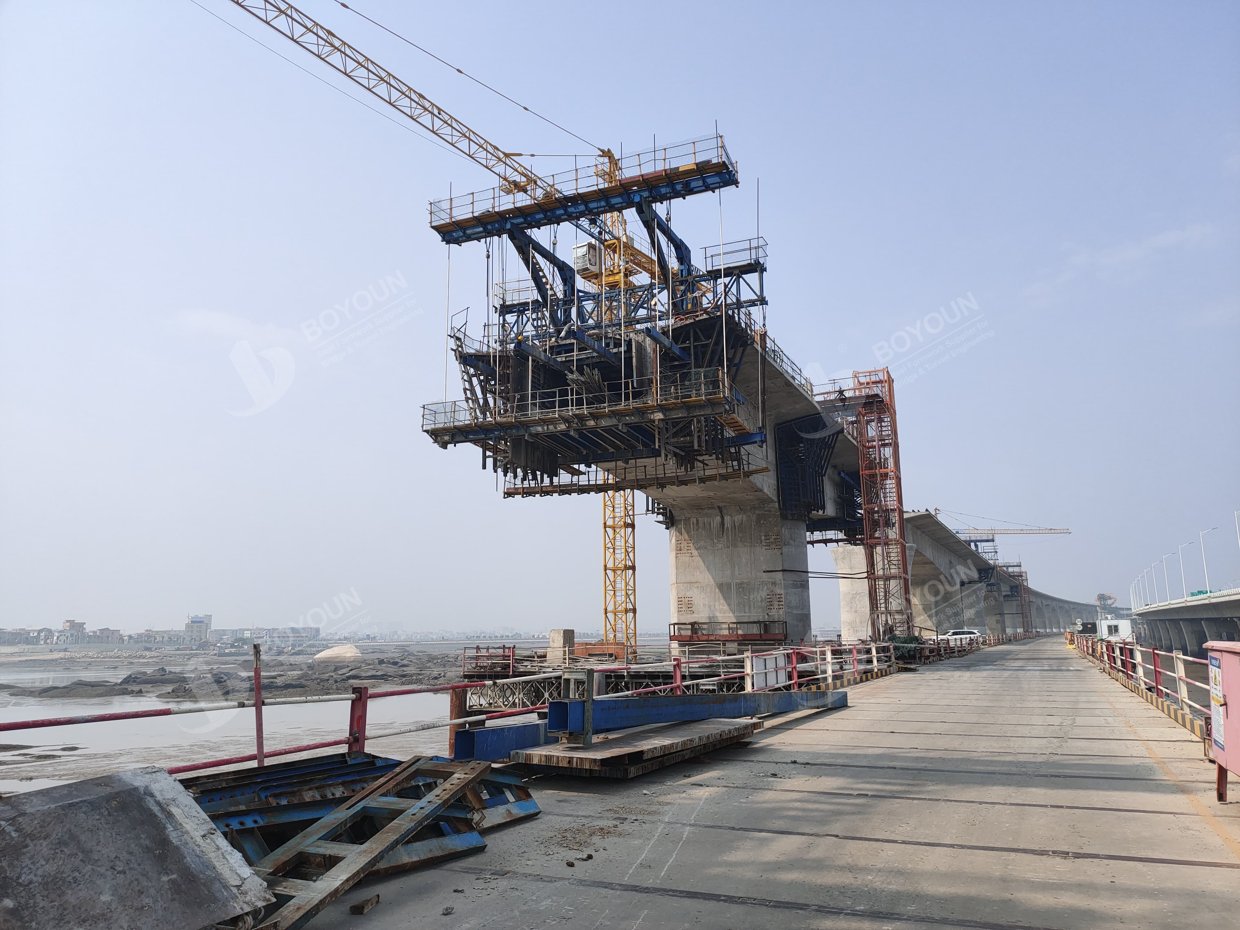 Строительство высоконапряженного бетонного моста непрерывного пучка с использованием метода литья кантилеров