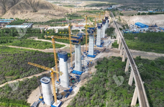 Сравнение однократного и двухкратного тонкого настенного пирса непрерывного моста из жестких каркасов