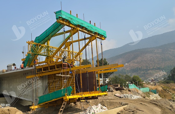 Линейное управление в Cantilevered Traveler Construction для строительства мостов